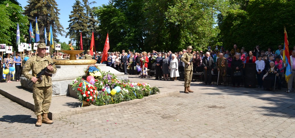 Пройшла урочиста хода «І пам’ять поколінь єднає нас…» за участю ветеранів Великої Вітчизняної війни, членів громадських організацій: «Діти війни», товариства ветеранів Афганістану, військових пенсіонерів, військовослужбовців 40-ї окремої артилерійської б Пройшла урочиста хода «І пам’ять поколінь єднає нас…» за участю ветеранів Великої Вітчизняної війни, членів громадських організацій: «Діти війни», товариства ветеранів Афганістану, військових пенсіонерів, військовослужбовців 40-ї окремої артилерійської б