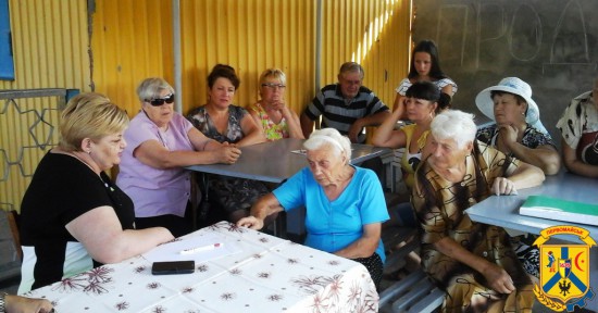 В мікрорайоні квартального комітету № 57 по вул. Дачна, 21 відбувся виїзний особистий прийом громадян Первомайським міським головою Л.Дромашко. В мікрорайоні квартального комітету № 57 по вул. Дачна, 21 відбувся виїзний особистий прийом громадян Первомайським міським головою Л.Дромашко.