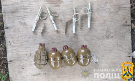 Первомайські дільничні спільно з працівниками СБУ вилучили у місцевого мешканця чотири гранати Первомайські дільничні спільно з працівниками СБУ вилучили у місцевого мешканця чотири гранати
