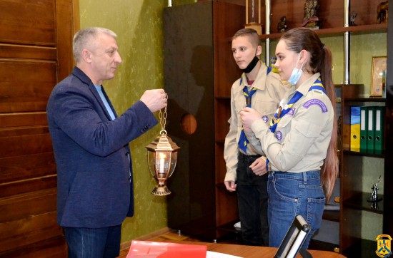 До Первомайського міського голови завітали представники скаутського об’єднання «Аверс», щоб подарувати Вифлеємський Вогонь Миру До Первомайського міського голови завітали представники скаутського об’єднання «Аверс», щоб подарувати Вифлеємський Вогонь Миру