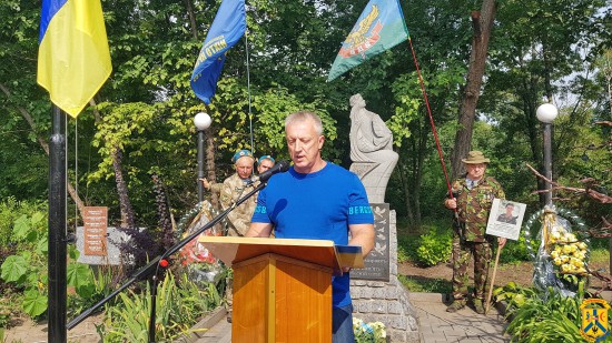 29 серпня відзначається День вшанування пам’яті військовослужбовців і учасників добровольчих формувань, які загинули в боротьбі за незалежність, суверенітет і територіальну цілісність України, увічнення їх героїзму