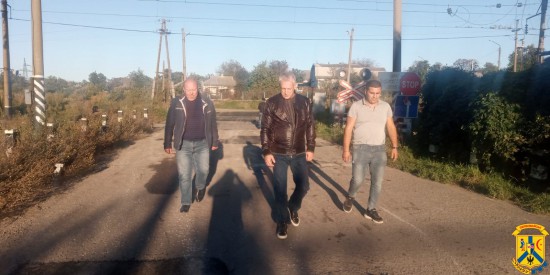 11 жовтня 2022 року у Первомайську працівники ФОП «Саакян» продовжили ямковий ремонт дороги по вулиці Фабрична