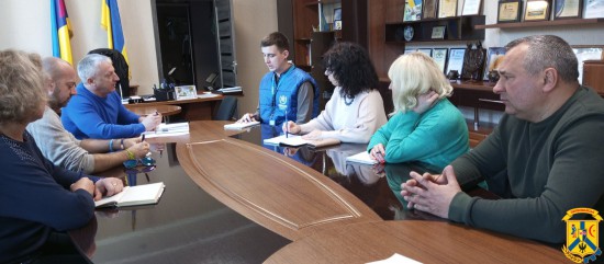 24 жовтня 2022 року у Первомайську відбулась робоча зустріч міського голови Олега Демченка з представниками громадської організації «Десяте квітня»