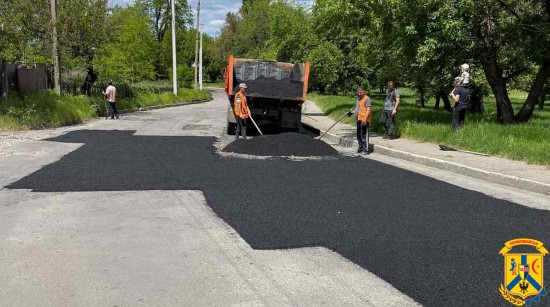 У Первомайську продовжують виконувати роботи по проведенню ямкового ремонту дорожнього покриття вулиць