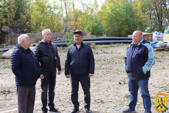 13 жовтня 2025 року на будівельному майданчику нової очисної споруди води ОСВ-1 у Первомайській громаді побували міський голова Олег Демченко, перший заступник Дмитро Малішевський та начальник управління житлово-комунального господарства Олександр Лисий