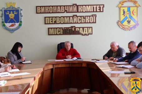 14 жовтня 2025 року у залі засідань виконавчого комітету Первомайської міської ради відбулася чергова апаратна нарада, яку провів очільник громади Олег Демченко