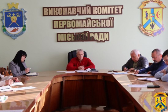 14 жовтня 2025 року у залі засідань виконавчого комітету Первомайської міської ради відбулася чергова апаратна нарада, яку провів очільник громади Олег Демченко