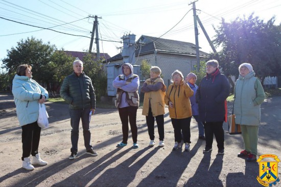 15 жовтня 2025 року міський голова Первомайської міської територіальної громади Олег Демченко провів виїзний особистий прийом громадян на території квартального комітету №36, що розташований у мікрорайоні районної лікарні