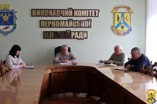 17 жовтня 2025 року у приміщенні виконавчого комітету Первомайської міської ради відбулася чергова ранкова робоча нарада під головуванням очільника Первомайської міської територіальної громади Олега Демченка