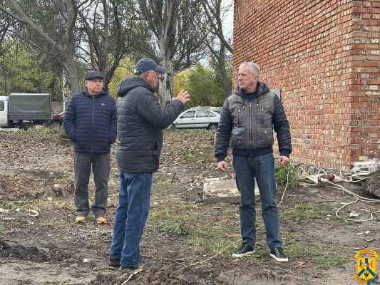 20 жовтня 2025 року міський голова Первомайської міської територіальної громади Олег Демченко спільно з першим заступником Дмитром Малішевським здійснили робочий виїзд на будівельний майданчик ОСВ-1, де триває реалізація стратегічного для громади проєкту