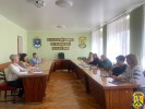 15 травня 2025 року в приміщенні виконавчого комітету Первомайської міської ради відбулося засідання комісії щодо надання компенсації на встановлення надгробних памʼятників членам сімей загиблих (померлих) захисників та захисниць України