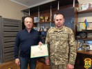 27 травня 2025 року до Первомайської міської ради завітав особливий гість — полковник Юрій Ніколюк, бойовий офіцер, який пройшов чимало випробувань на фронті та користується заслуженим авторитетом серед побратимів і командування