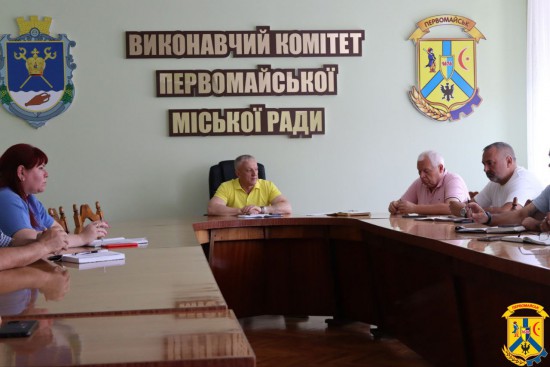 27 червня 2025 року у залі засідань виконавчого комітету Первомайської міської ради відбулася щотижнева робоча нарада з питань житлово-комунального господарства