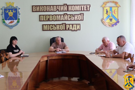 27 червня 2025 року у залі засідань виконавчого комітету Первомайської міської ради відбулася чергова робоча нарада під керівництвом очільника громади Олега Демченка