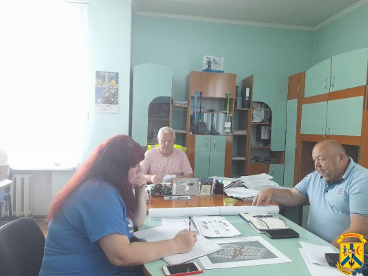 4 липня 2025 року в приміщенні виконавчого комітету Первомайської міської ради відбулася чергова щотижнева робоча нарада з питань житлово-комунального господарства