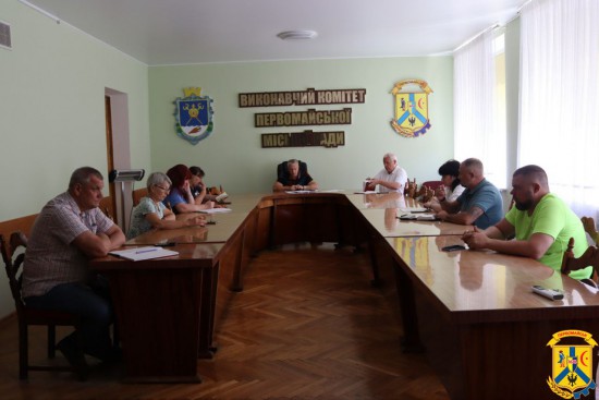 15 серпня 2025 року у залі засідань виконавчого комітету Первомайської міської ради відбулася чергова щотижнева нарада з керівниками підприємств житлово-комунального господарства під головуванням міського голови Олега Демченка