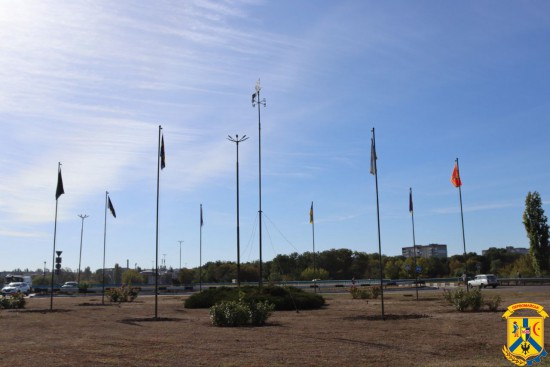 У Первомайську встановили флагштоки для прапорів бойових підрозділів гарнізону