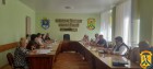23 вересня 2025 року у приміщенні виконавчого комітету Первомайської міської ради відбулося засідання постійно діючої комісії з питань найменування та перейменування об’єктів топоніміки