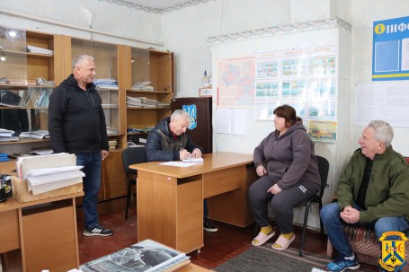 18 березня 2026 року в селі Чаусове-2, яке входить до складу Первомайської міської територіальної громади, міський голова Олег Демченко провів особистий виїзний прийом громадян