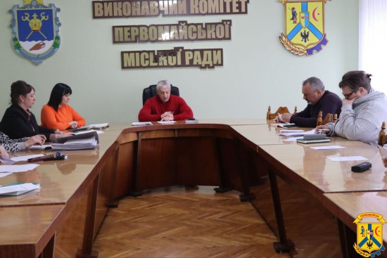 18 березня 2026 року у приміщенні виконавчого комітету Первомайської міської ради під головуванням міського голови Олега Демченка відбулося засідання комісії з розгляду питань щодо надання допомоги для вирішення житлового питання