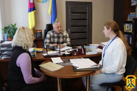 23 квітня 2026 року відбулася робоча зустріч очільника Первомайської міської територіальної громади Олега Демченка з представниками громадської організації &laquo;Десяте квітня&raquo;