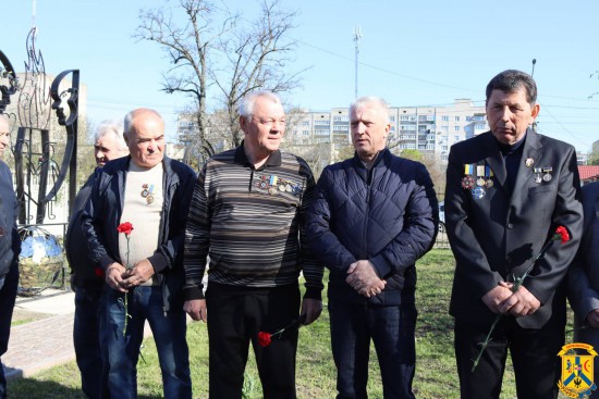 26 квітня 2026 року в Первомайській територіальній громаді відбувся мітинг-реквієм і церемонія покладання квітів до монумента пам&rsquo;яті загиблим внаслідок аварії на ЧАЕС, що розташований на території Свято-Варварівської церкви