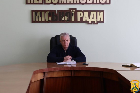 27 квітня 2026 року у залі засідань виконавчого комітету черговий робочий тиждень у Первомайській громаді традиційно розпочався з ранкової наради під головуванням очільника громади Олега Демченка