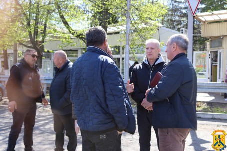 28 квітня 2026 року очільник Первомайської міської територіальної громади Олег Демченко здійснив робочий виїзд на ділянки, де тривають роботи з відновлення дорожнього покриття