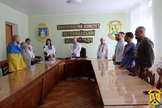 21 травня 2026 року в приміщенні виконавчого комітету Первомайської міської ради громада зустрічала Захисника України &mdash; Амандурдиєва Сергія Олеговича