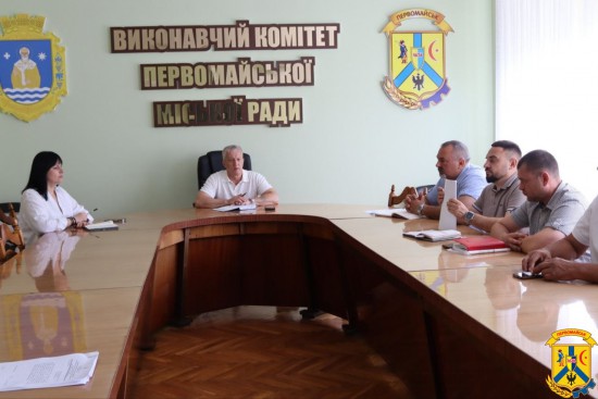 26 червня 2026 року у залі засідань виконавчого комітету Первомайської міської ради відбулася чергова ранкова робоча нарада, яку провів очільник Первомайської міської територіальної громади Олег Демченко