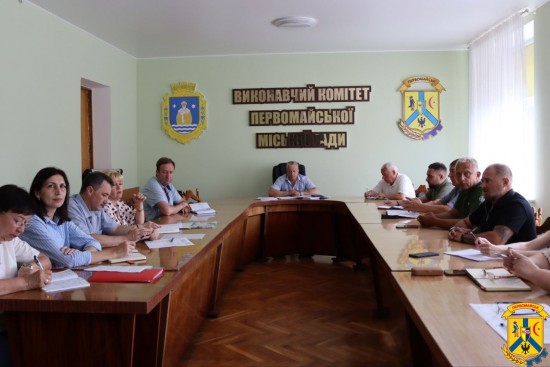 30 червня 2026 року в залі засідань виконавчого комітету Первомайської міської ради відбулася чергова апаратна нарада під головуванням міського голови Первомайської міської територіальної громади Олега Демченка