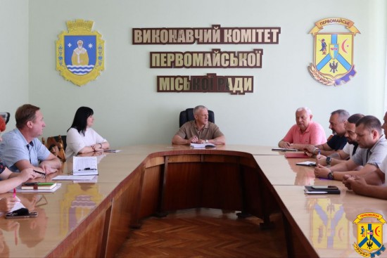 1 липня 2026 року в залі засідань виконавчого комітету Первомайської міської ради відбулася традиційна ранкова робоча нарада під головуванням очільника Первомайської міської територіальної громади Олега Демченка