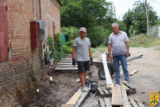 22 липня 2026 року очільник Первомайської міської територіальної громади Олег Демченко спільно з першим заступником міського голови здійснили виїзний огляд ходу робіт з облаштування вхідної групи до підвального приміщення поблизу гімназії №2