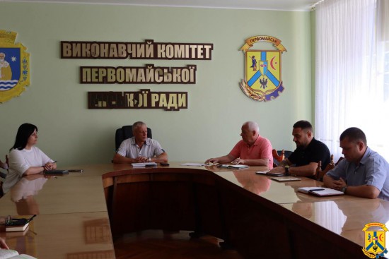 22 липня 2026 року в залі засідань виконавчого комітету Первомайської міської ради відбулася традиційна ранкова робоча нарада під головуванням очільника Первомайської міської територіальної громади Олега Демченка