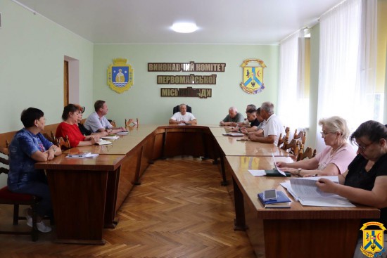 23 липня 2026 року в залі засідань виконавчого комітету Первомайської міської ради відбулася традиційна ранкова робоча нарада під головуванням очільника Первомайської міської територіальної громади Олега Демченка