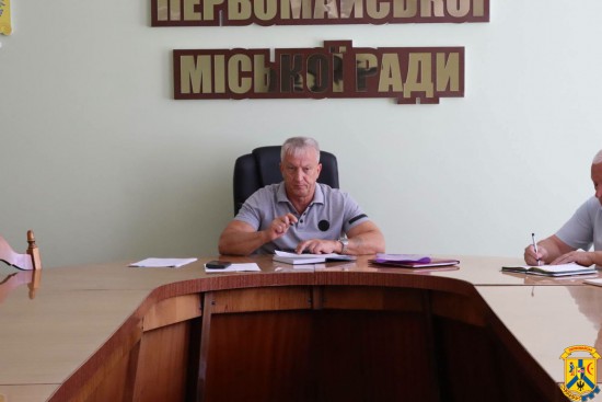 24 липня 2026 року в залі засідань виконавчого комітету Первомайської міської ради відбулася чергова ранкова робоча нарада, яку провів очільник Первомайської міської територіальної громади Олег Демченко