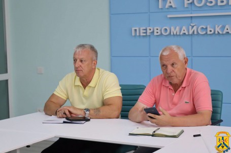 30 липня 2026 року в Офісі відновлення та розвитку Первомайської громади відбулася чергова координаційна онлайн-зустріч, присвячена реалізації масштабного проєкту реконструкції магістрального водогону міста