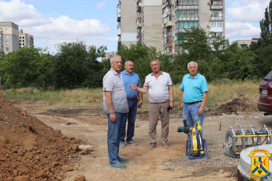 6 липня 2026 року очільник Первомайської міської територіальної громади Олег Демченко спільно з заступниками здійснили робочий виїзд на територію де триває облаштування модульного містечка для внутрішньо переміщених осіб