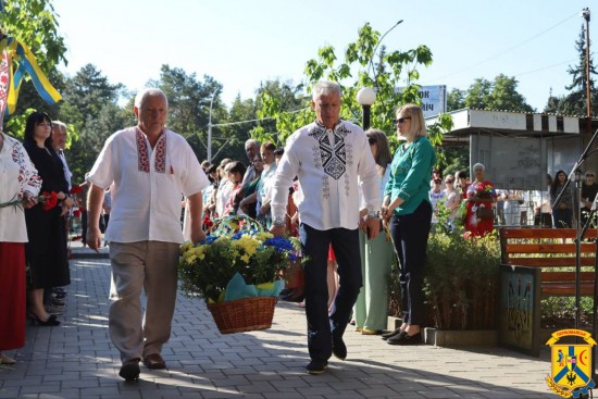 24 серпня 2026 року для Первомайської громади розпочалося зі спільного вшанування тих, завдяки кому Україна сьогодні залишається незалежною державою