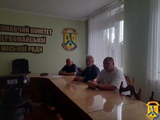 27 липня 2026 року у малій залі засідань Первомайської міської ради відбулося засідання конкурсного комітету з визначення автомобільних перевізників для роботи на автобусних маршрутах загального користування Первомайської міської територіальної громади
