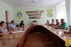 05 серпня 2026 року в залі засідань виконавчого комітету Первомайської міської ради відбулася традиційна ранкова робоча нарада під головуванням очільника Первомайської міської територіальної громади Олега Демченка