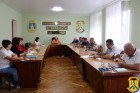 7 вересня 2026 року новий робочий тиждень у Первомайській міській територіальній громаді традиційно розпочався з ранкової робочої наради, що відбулася у залі засідань виконавчого комітету Первомайської міської ради під головуванням очільника громади Олега